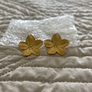 Elegant Gold Flower Earrings